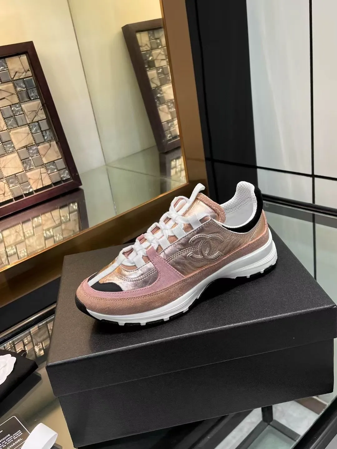 👟👟Ex-factory price 600👟👟Chanel Chanel 25SS latest white shoes, casual sports shoes, skate shoes, original purchase, development and production. Xiaoxiang C’s counter is another super hot model, loved by Internet celebrity bloggers and ladies, various praises on social platforms, super popular, high quality, breathable and super spring and summer. Seeing this issue always arouses the inner desire of girls for fashion. The latest calfskin material Classic black and white color scheme, fashionable on the feet and easy to care for #Material: Original customized imported cowhide material #Inner lining: Customized soft sheepskin lining #Sole: Original open-molded TPU non-slip outsole #Sole thickness: 2.5CM Size: 35-40 (custom-made size 40 is not returnable)
